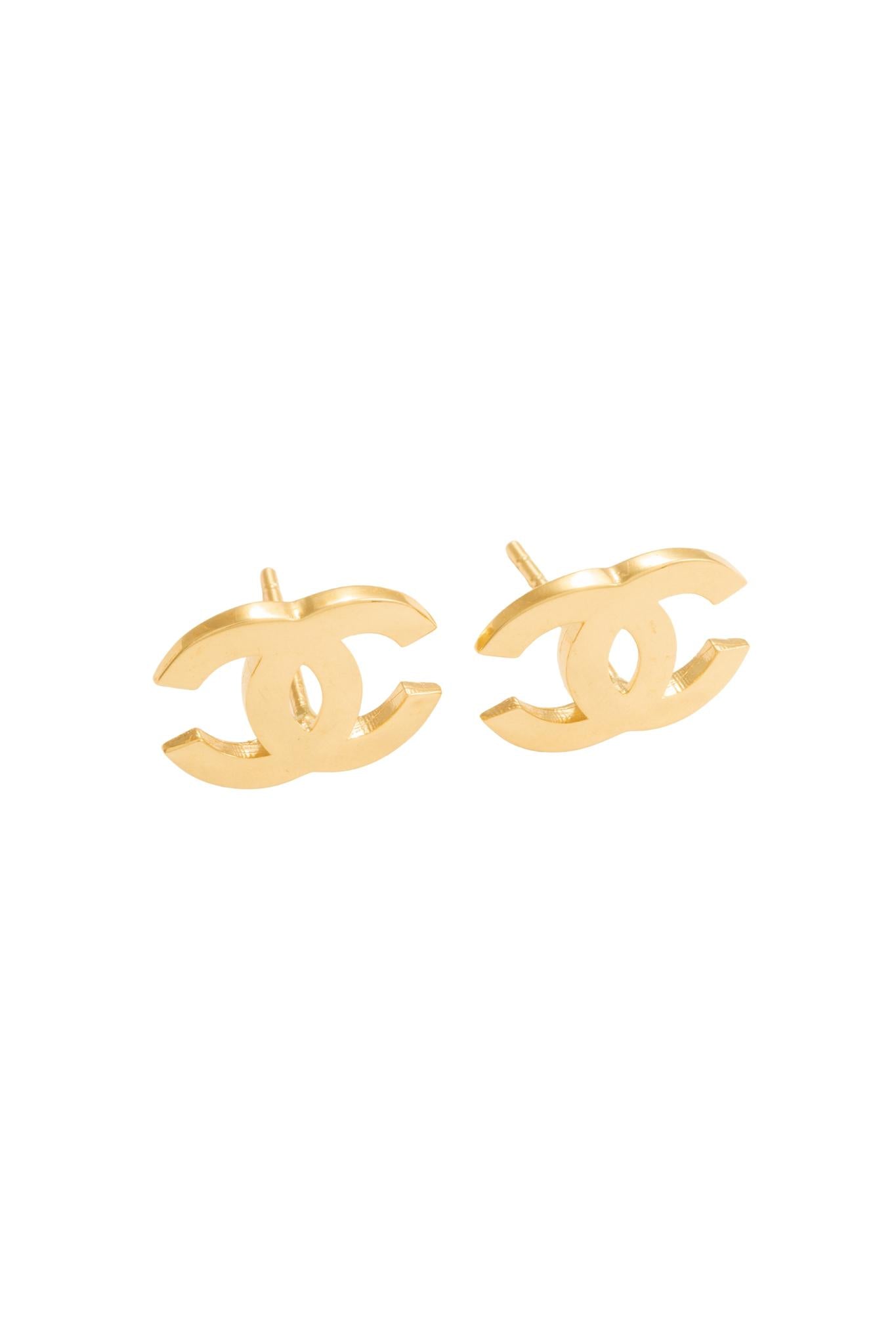 Arete en 10 kilates con doble C lisa.png
