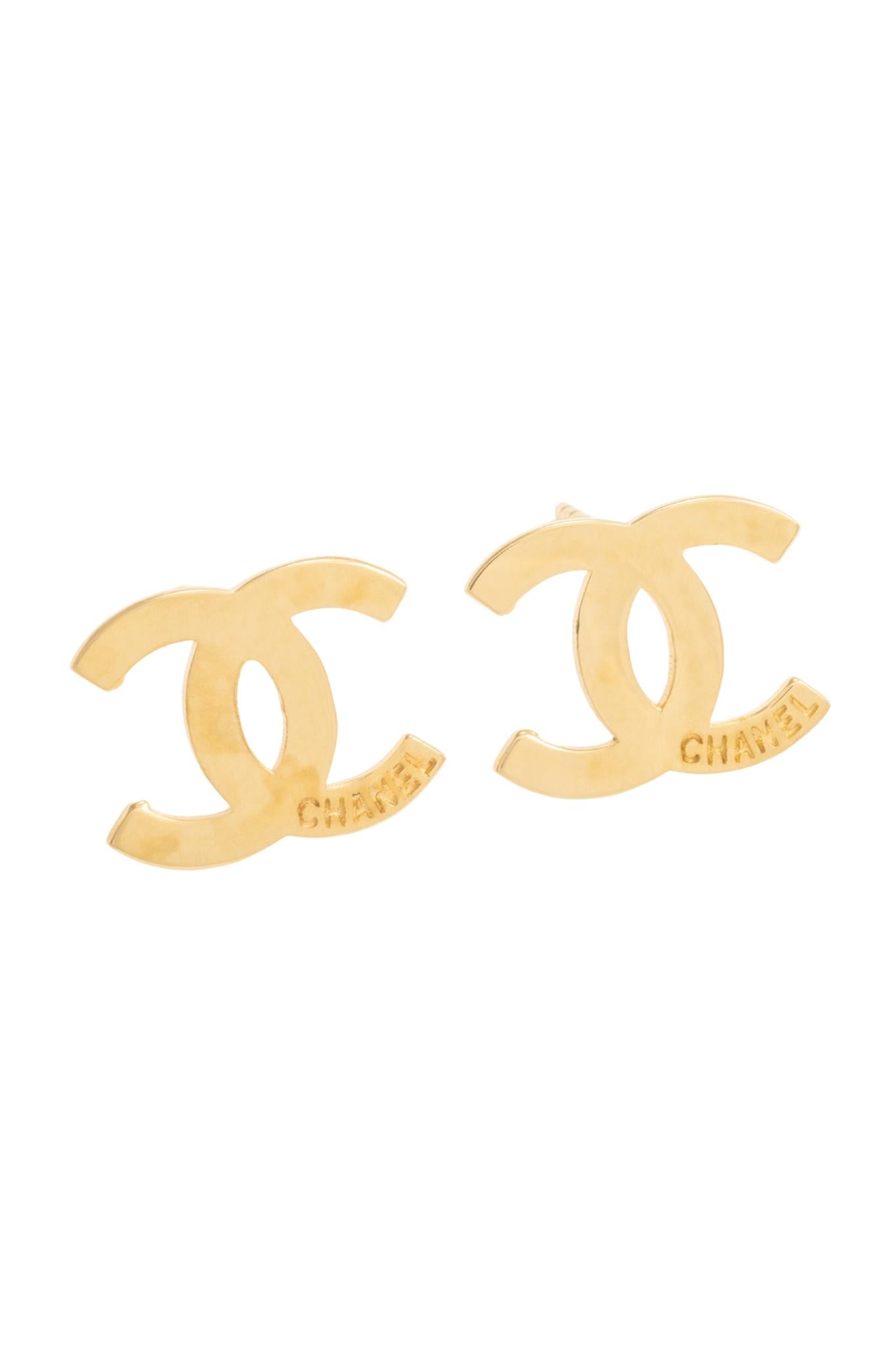 Arete en 10 kilates con doble C y texto.png