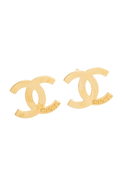 Arete en 10 kilates con doble C y texto.png