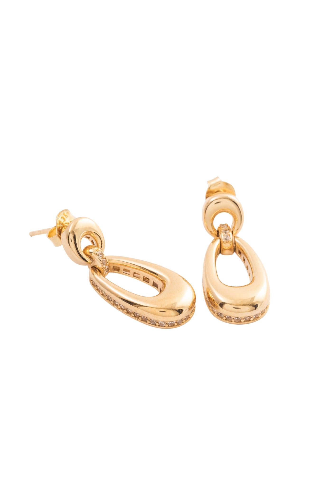 Aretes 10 kilates gota inflada lisa centro hueca y unión tupida de zirconias..png