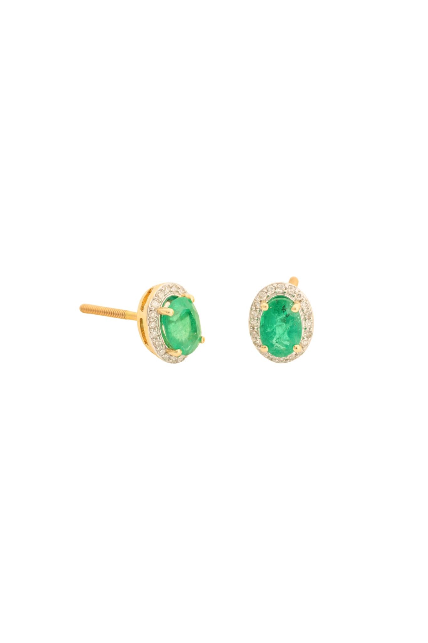 Aretes 14K con esmeralda central corte oval y contorno de diamantes..png