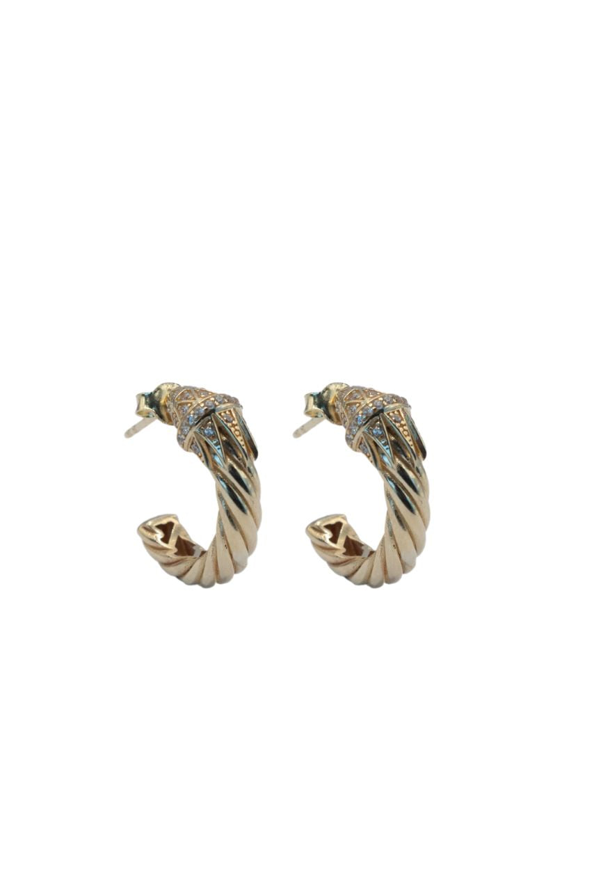 Aretes de oro  10 kilates media arracada con brazos tipo cuerda torsal y un pico con zirconias..png