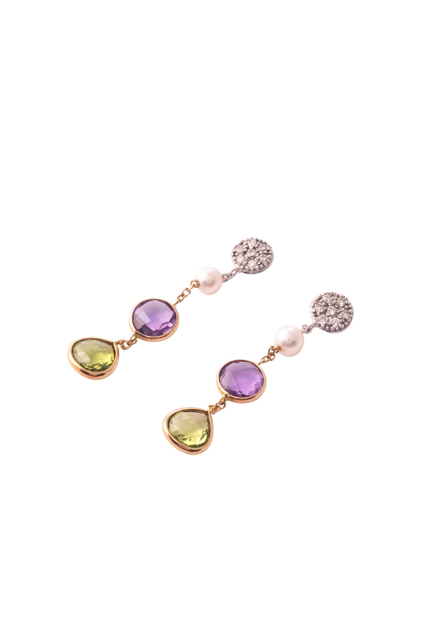 Aretes de oro sólido en 14 kilates con diamantes de 0.14 ct montados sobre oro blanco, perla, amatista y peridoto colgantes con bisel en oro amarillo..png