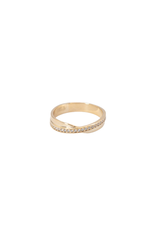 Argolla de matrimonio 14 kilates con forma de X cruzada oro amarillo y zirconias..png