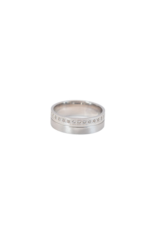 Argolla de matrimonio 14 kilates oro blanco centro mitad mate y mitad zirconias..png