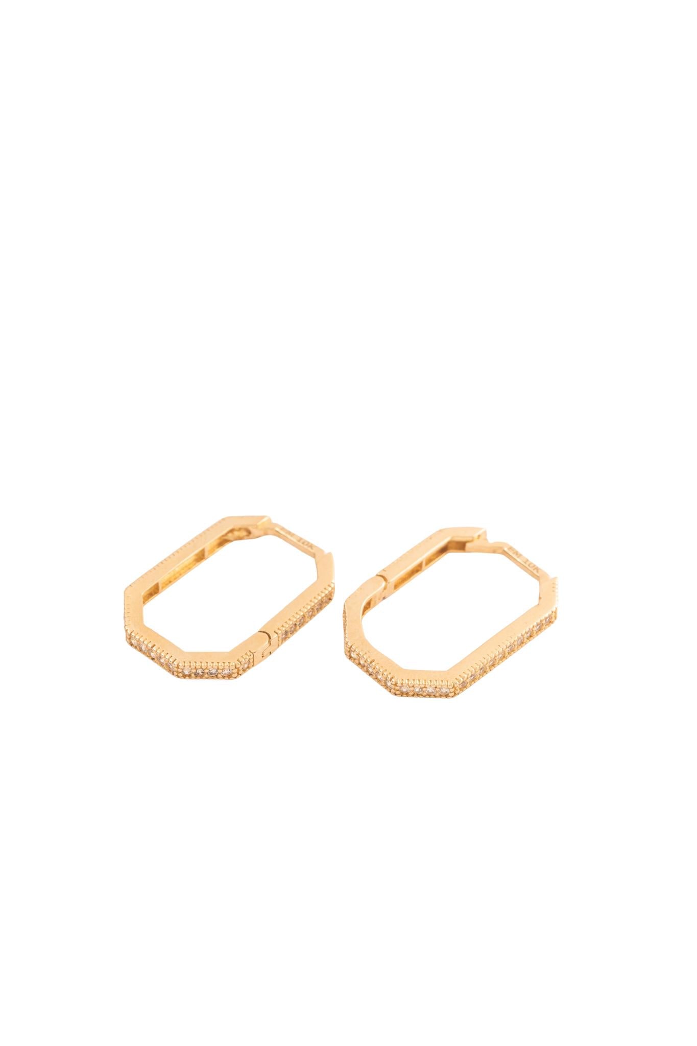 Arracada 10 kilates con forma ovalada con orillas cuadradas tupida de zirconias y bolitas lisas..png