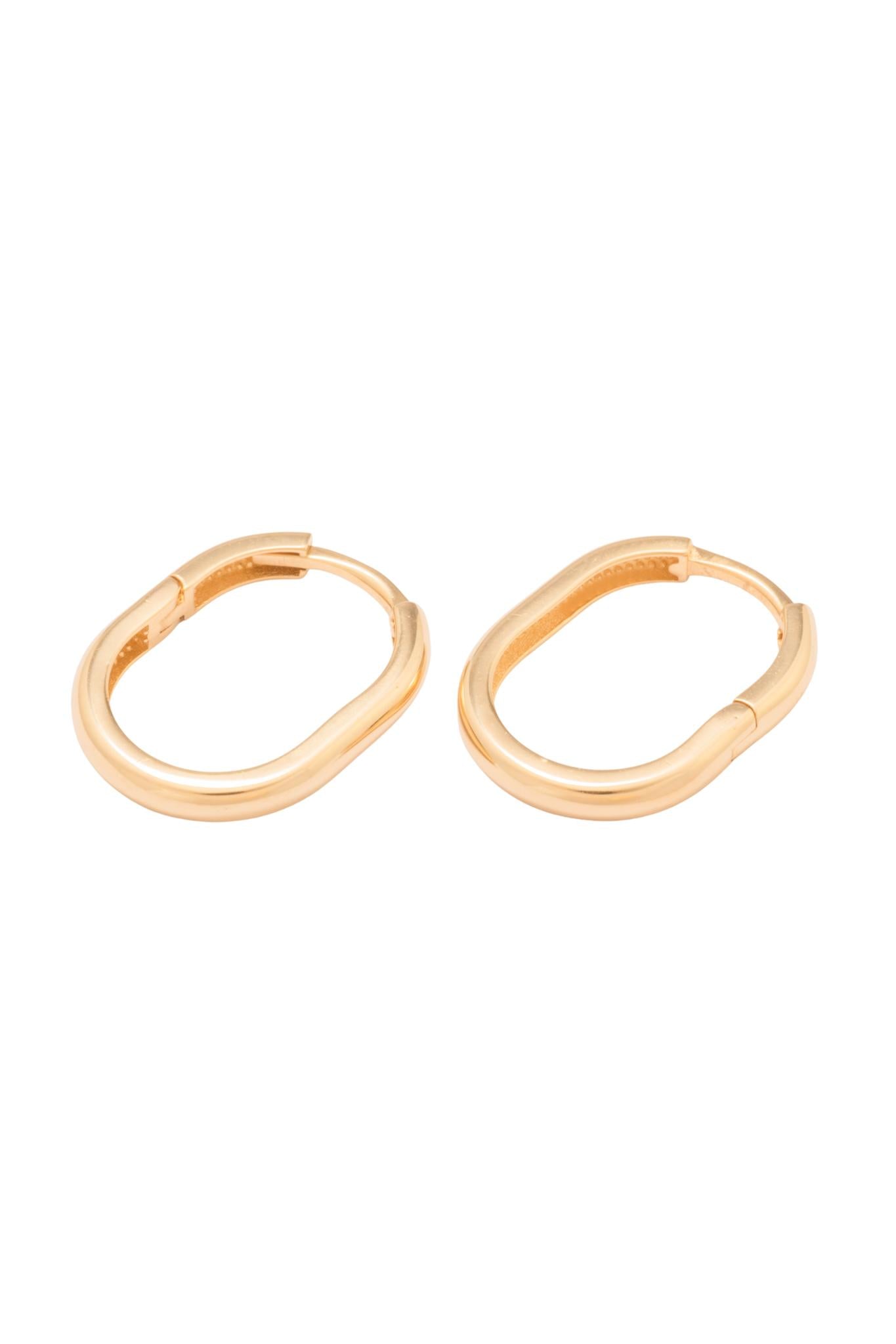 Arracada 10 kilates grosor de cilindro en forma rectangular y esquinas ovaladas..png