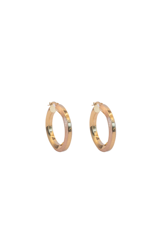 Arracada 14 kilates centro oro amarillo liso, oro blanco textura en puntos y oro rosa con textura..png