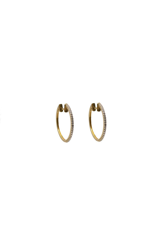 Arracada de oro solido de 14 kilates con un contorno de zirconias.png