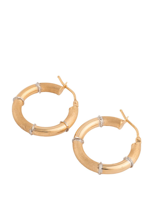 Arracada de oro sólido en 14 kilates con detalles en mate y oro liso con separaciones en oro blanco diamantado..png