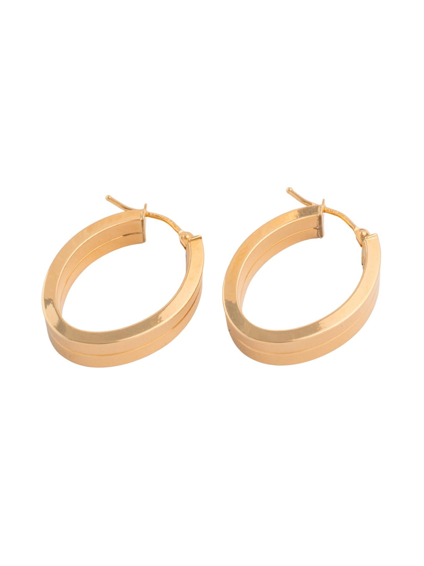 Arracada de oro sólido en 14 kilates con forma ovalada doble ancha lisa..png