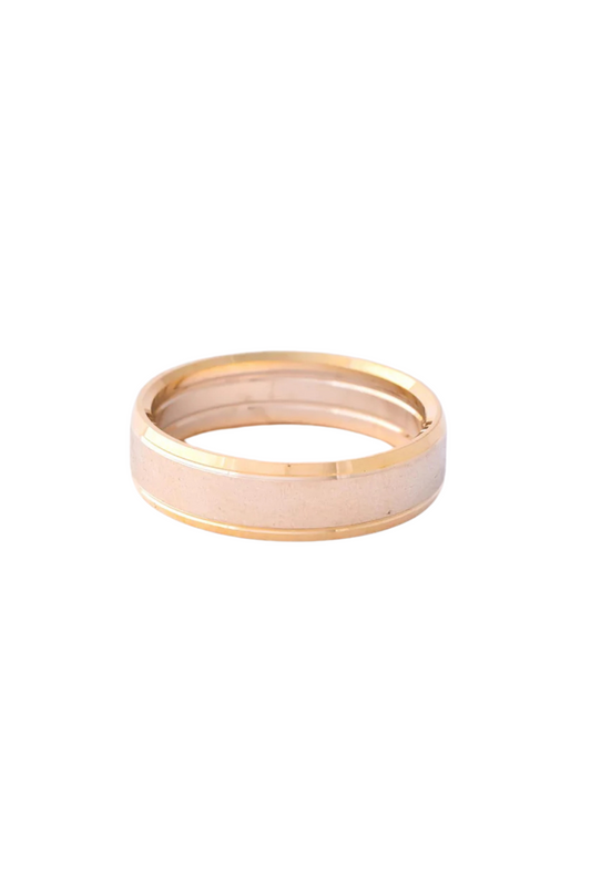 Anillo argolla de matrimonio de oro solido de 14 kilates con un estilo diamantado