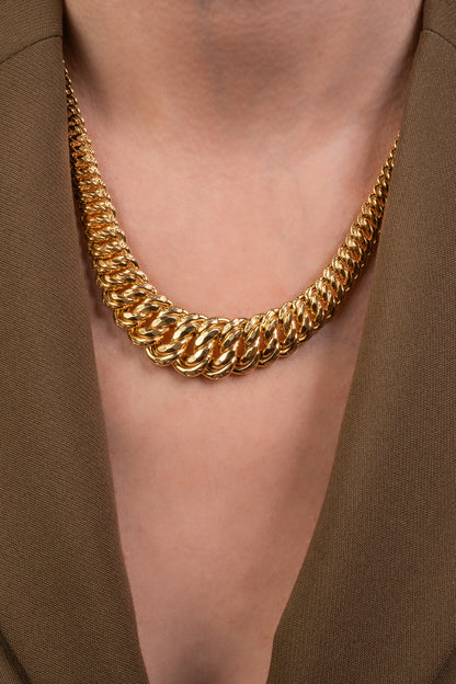 Gargantilla de oro sólido en 10 kilates con forma gruesa decreciente de nudos enlazados.