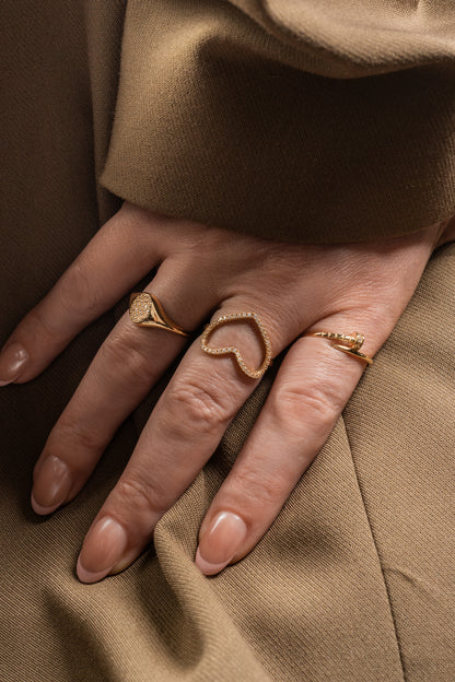 Anillo de oro sólido en 10 kilates con brazo liso decreciente y centro óvalo de zirconias minis.