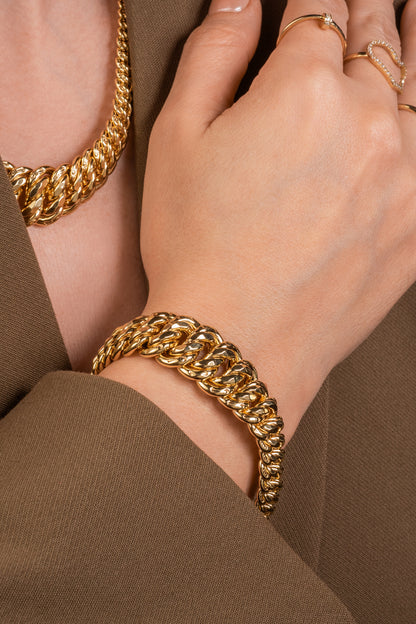 Pulsera de oro sólido en 10 kilates con eslabón grande decreciente enlazado en nudos.