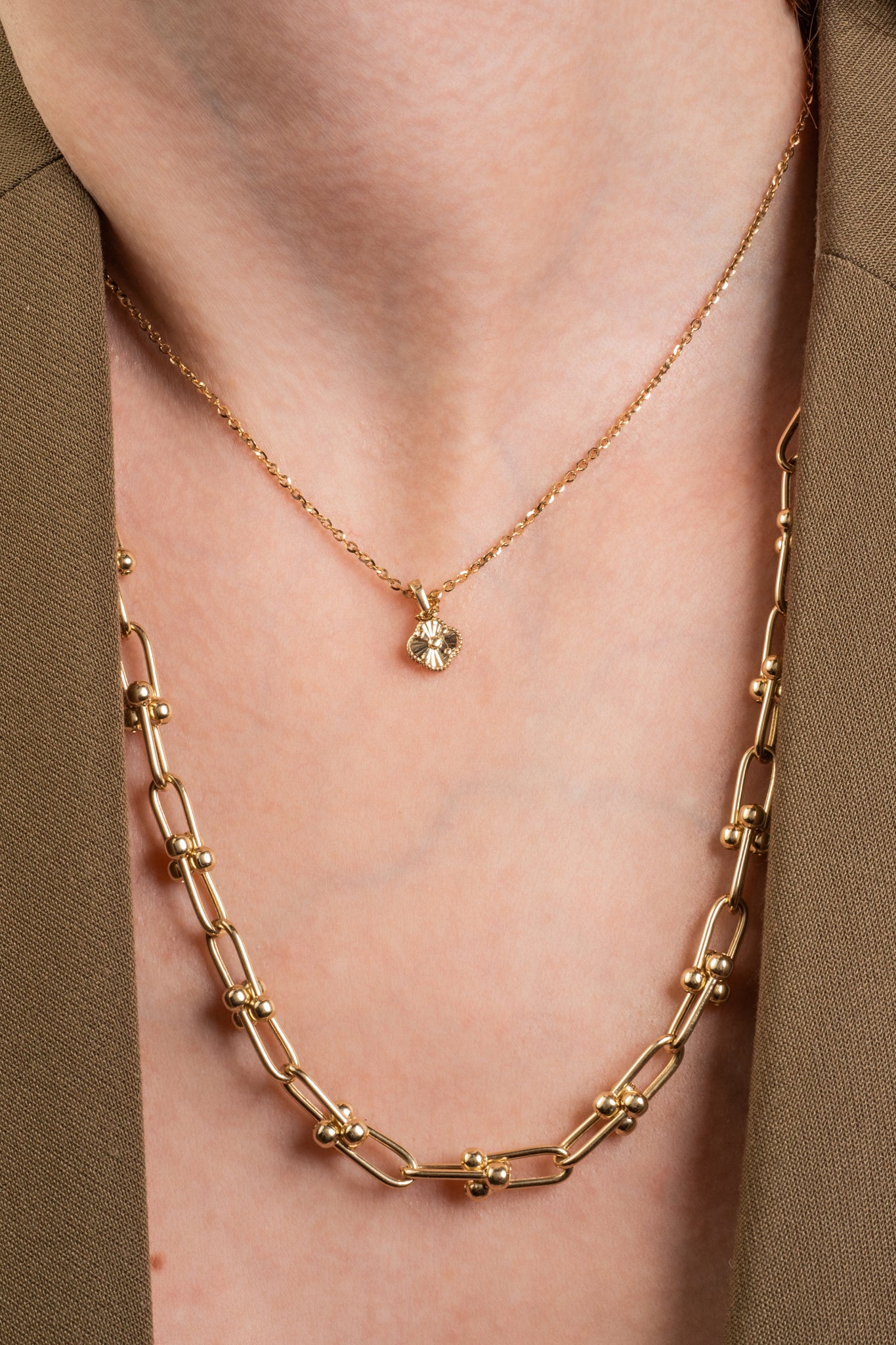 Gargantilla de oro sólido en 10 kilates con eslabones de U y bolitas lisas.