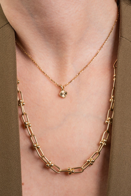 Gargantilla de oro sólido en 10 kilates con eslabones de U y bolitas lisas.