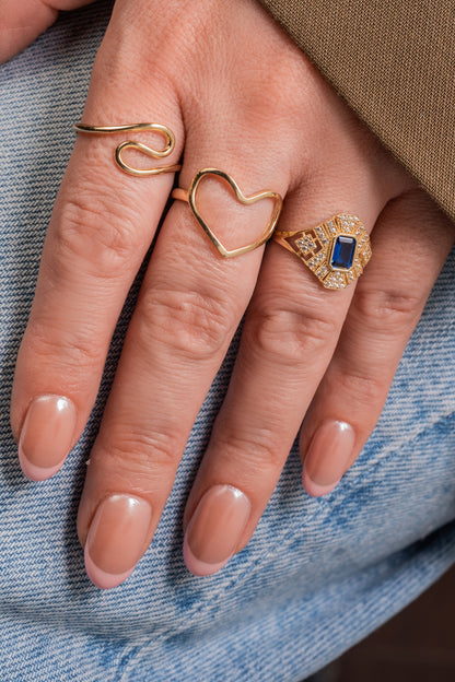 Anillo de oro sólido en 10 kilates con forma de corazón contorno liso.