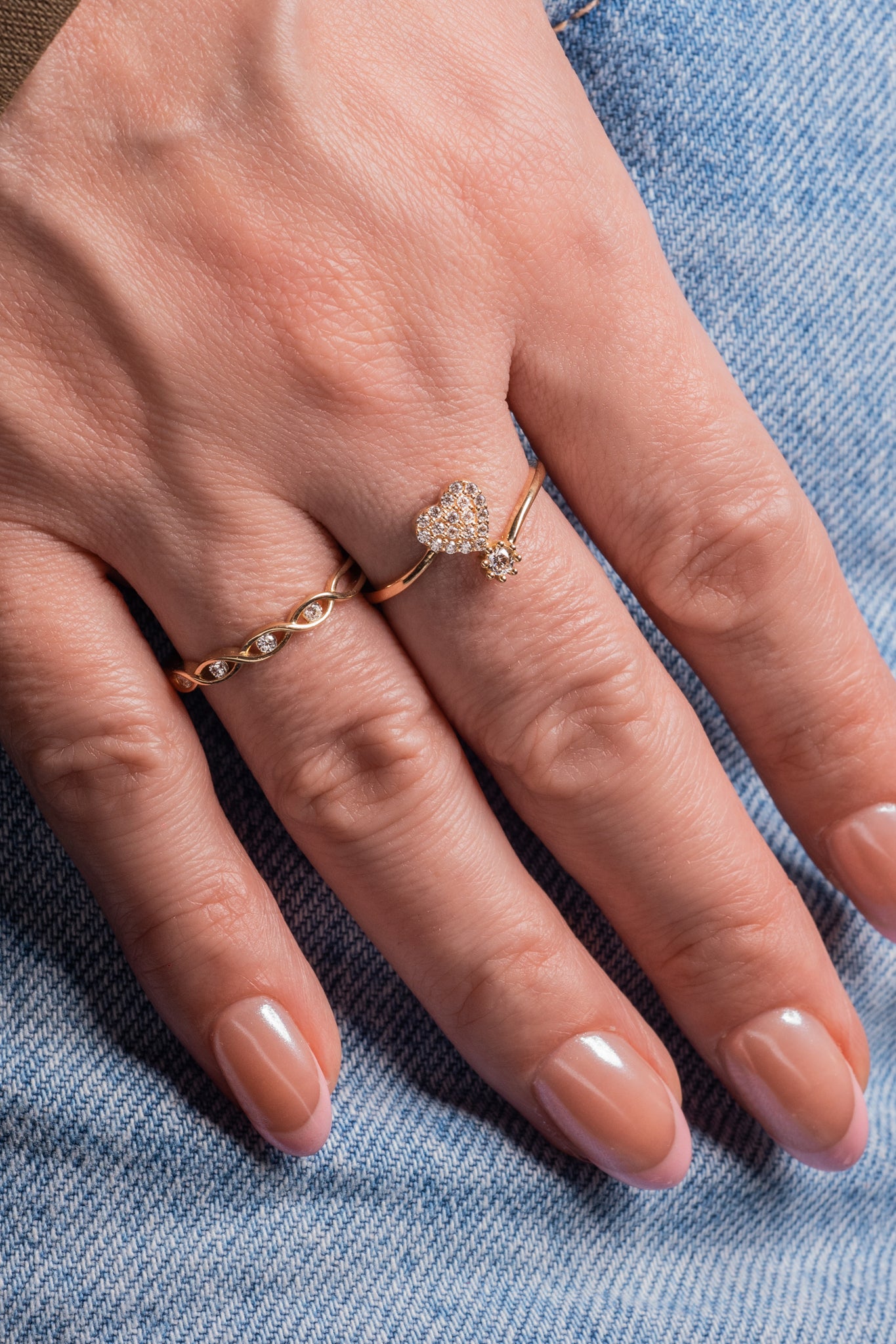 Anillo de oro sólido en 10 kilates con corazón tupido de zirconias y abajo zirconia circular uñas lisas.