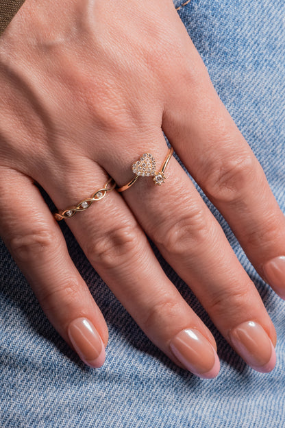 Anillo de oro sólido en 10 kilates con forma de ojitos pegados y zirconia blanca.