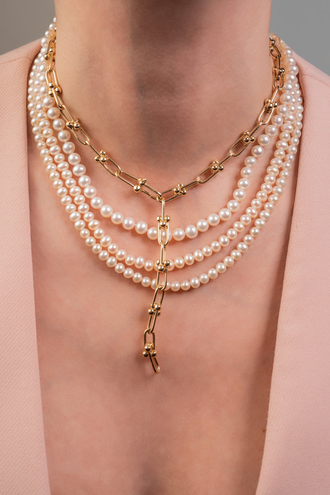 Gargantilla de oro sólido en 10 kilates con eslabones de U y bolitas lisas.