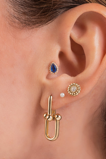 Arete de oro sólido en 10 kilates con zirconia blanca al centro y contorno liso estilo cuerda.