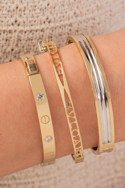 Pulsera aro de oro sólido en 10 kilates con iniciales huecas lisas.