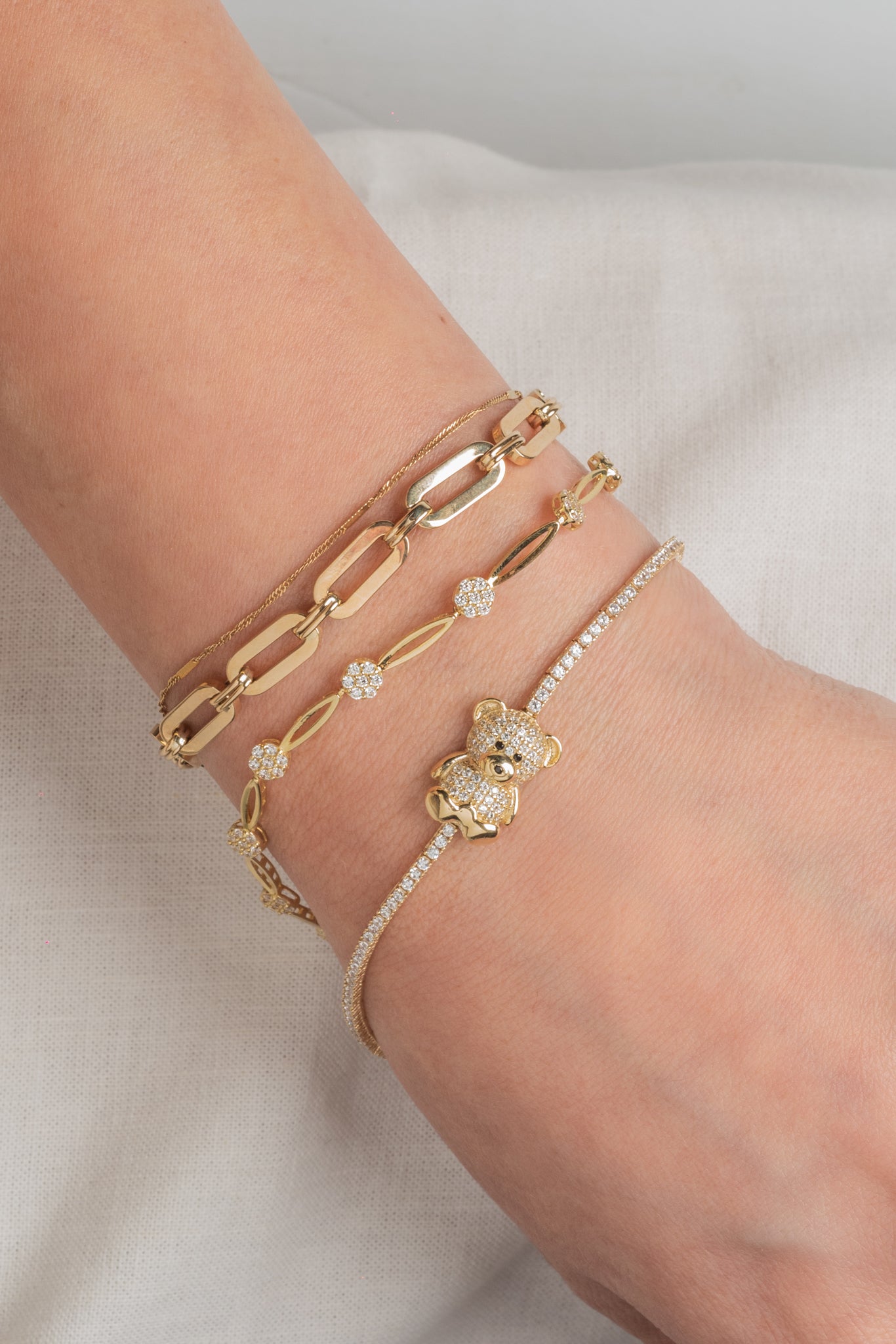 Pulsera de oro sólido en 10 kilates con eslabón 3D ovalado y unión óvalos lisos.