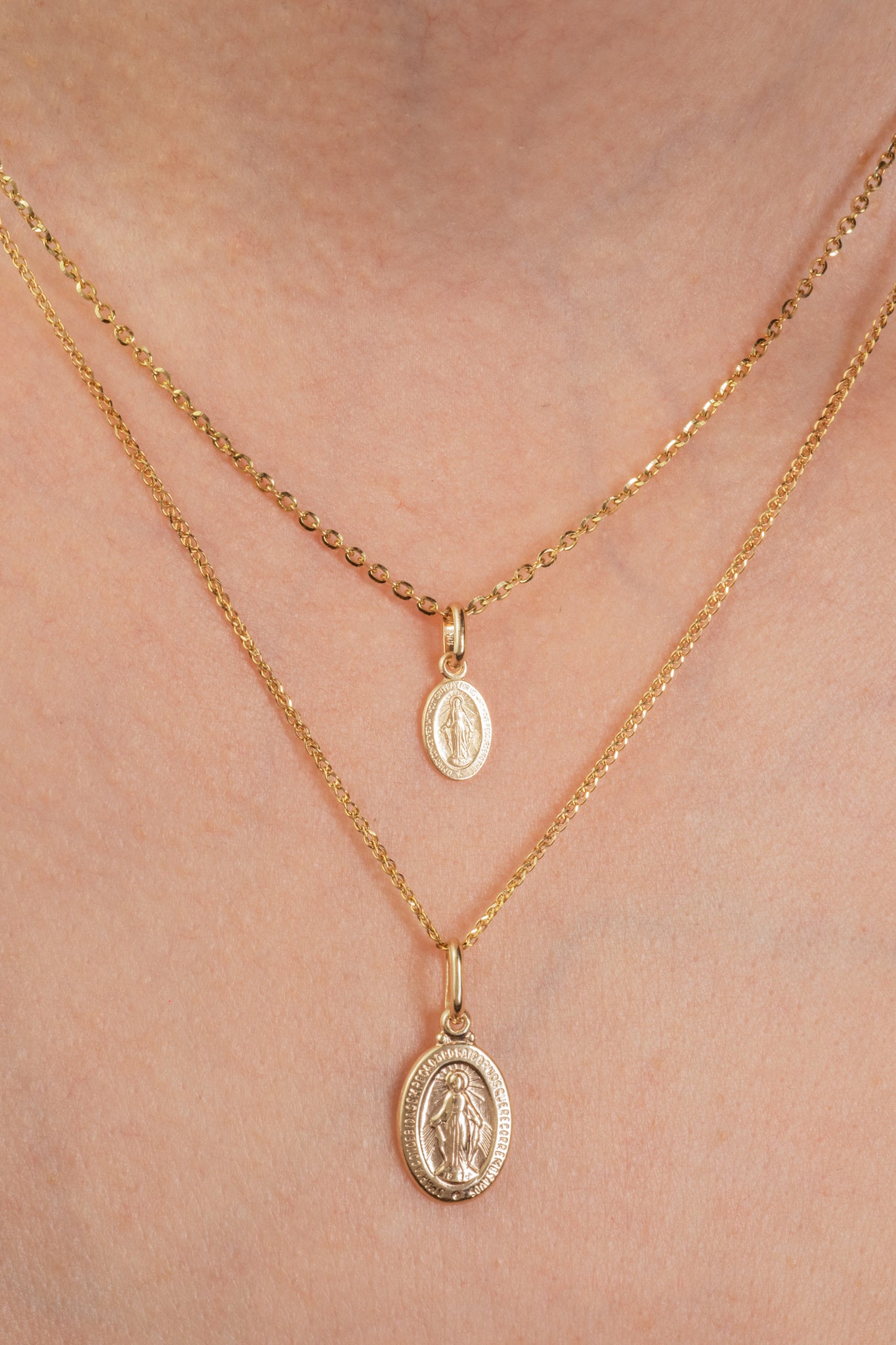 Dije de oro sólido en 10 kilates con Virgen Milagrosa mini.