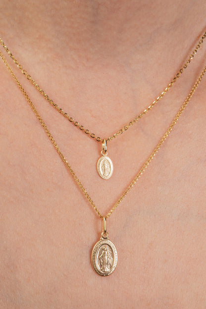 Dije de oro sólido en 10 kilates con Virgen Milagrosa mini.