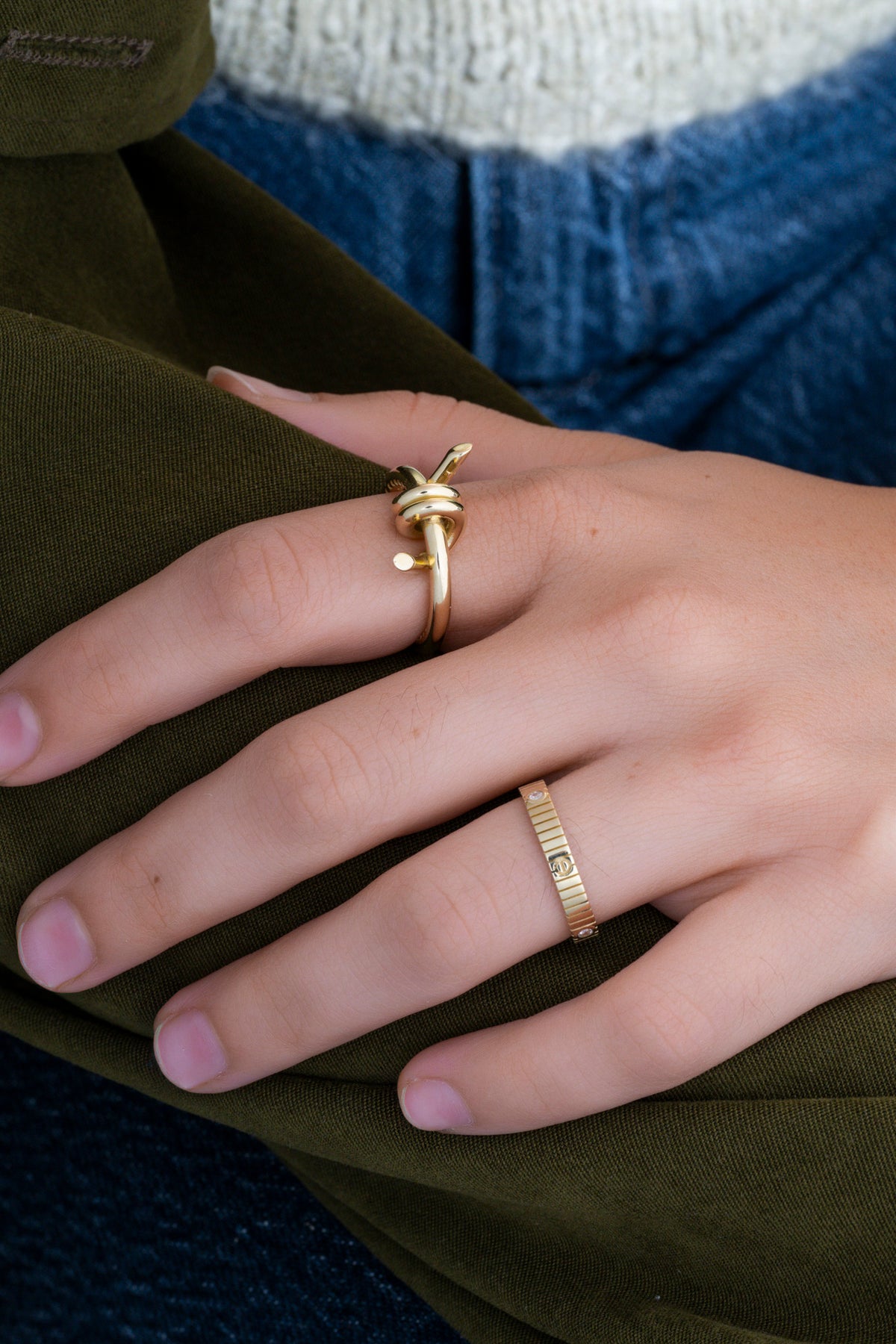 Anillo 10 kilates, nudo enlazado y centro liso.