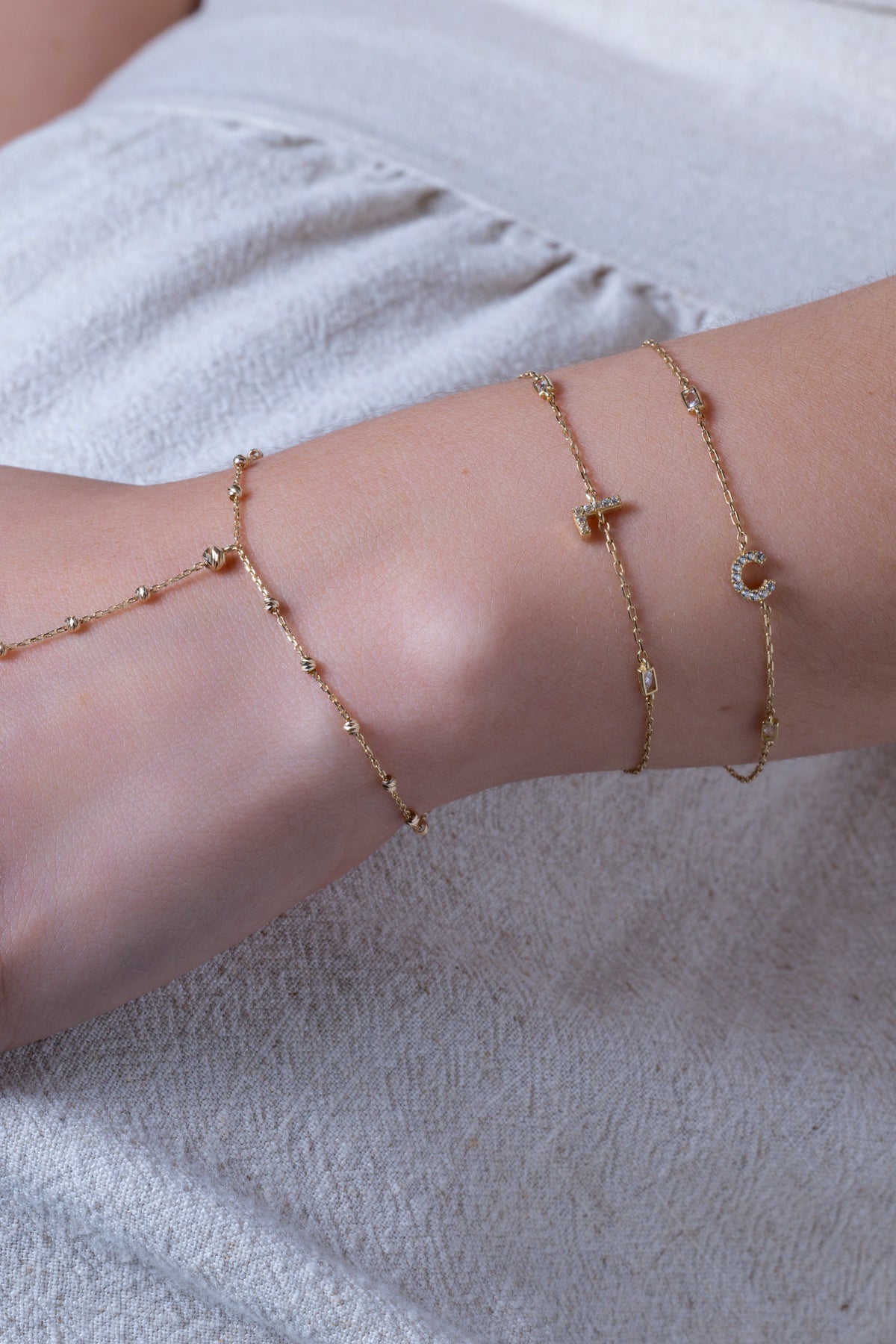 Pulsera handchain 10 kilates con bolitas diamantadas.