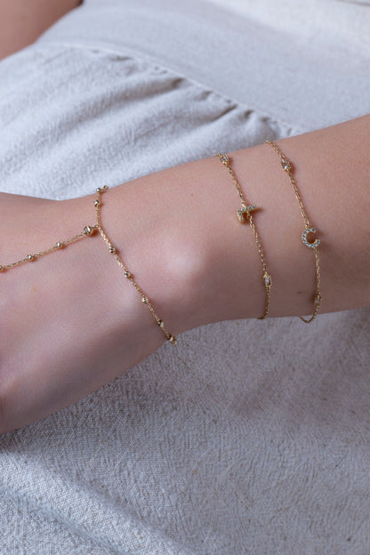 Pulsera handchain 10 kilates con bolitas diamantadas.