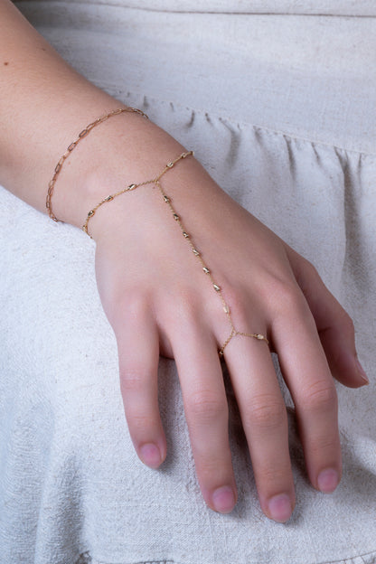 Pulsera handchain 10 kilates con barriles diamantados.