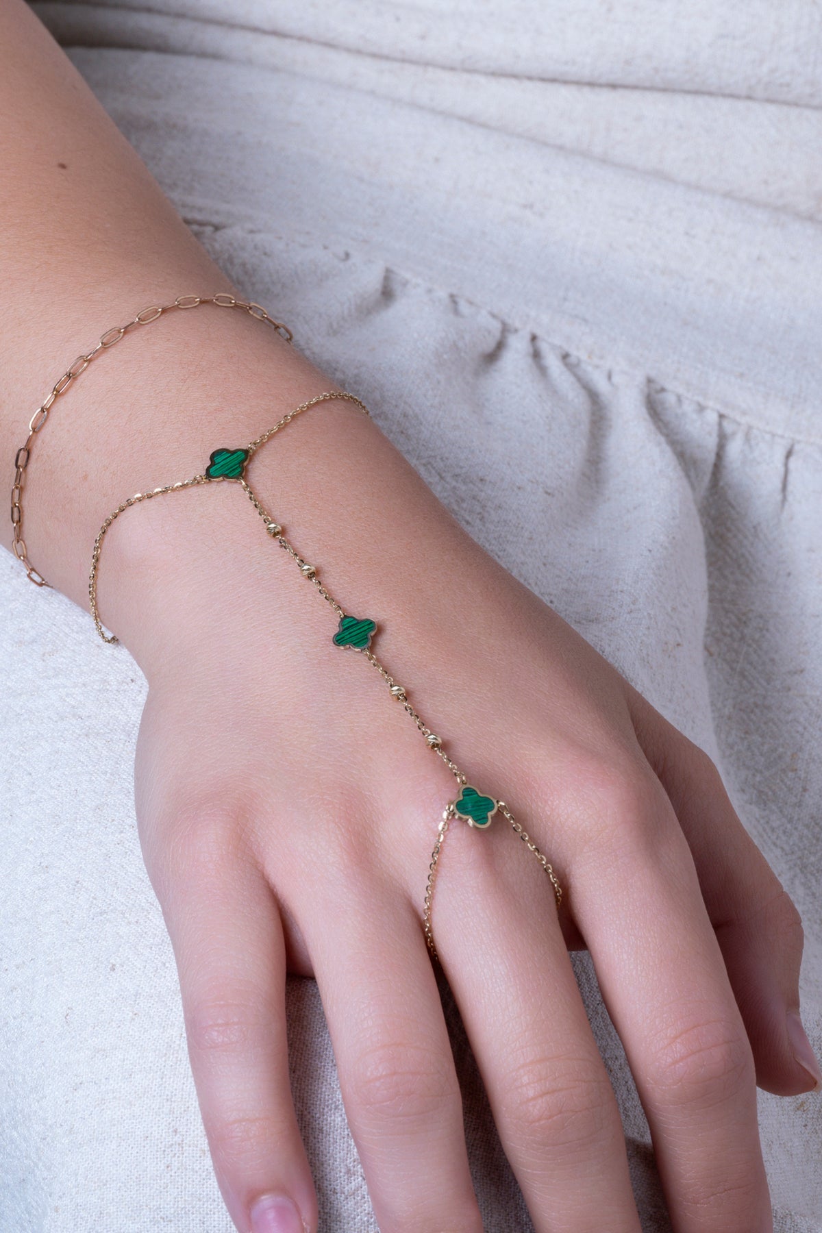 Pulsera handchain 10 kilates flores verdes y bolitas.