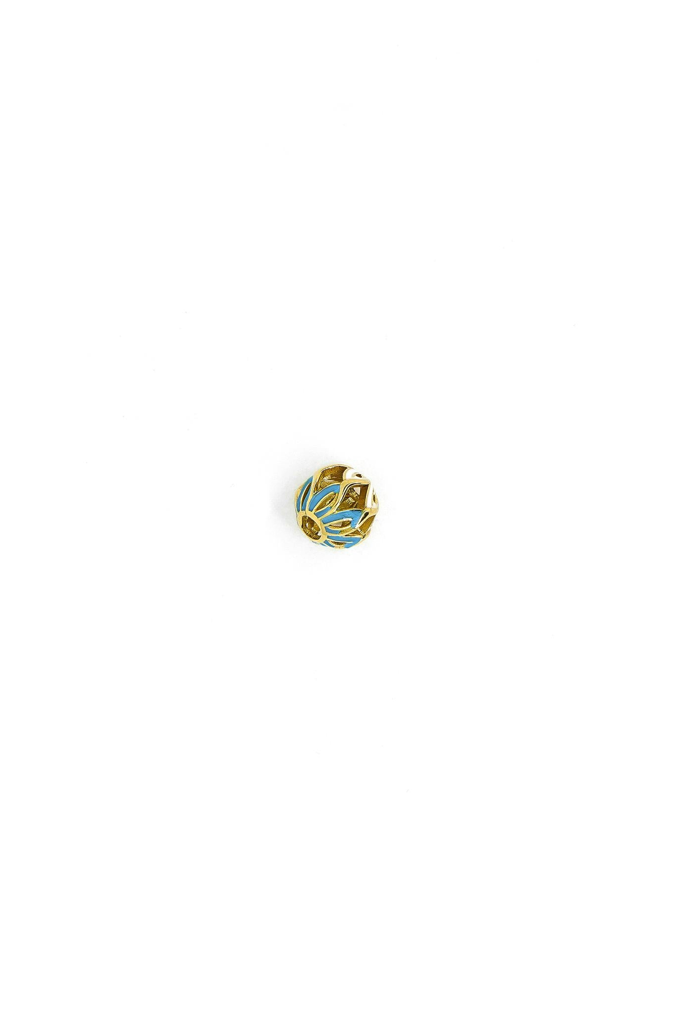 Dije de oro solido de 10 kilates con forma circular con un estilo de flor de color blanco y verde.png