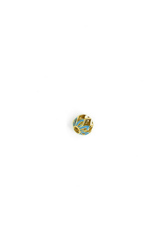 Dije de oro solido de 10 kilates con forma circular con un estilo de flor de color blanco y verde.png