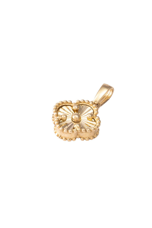 Dije de oro sólido en 10 kilates con forma de flor de cuatro pétalos diamantado mediano..png