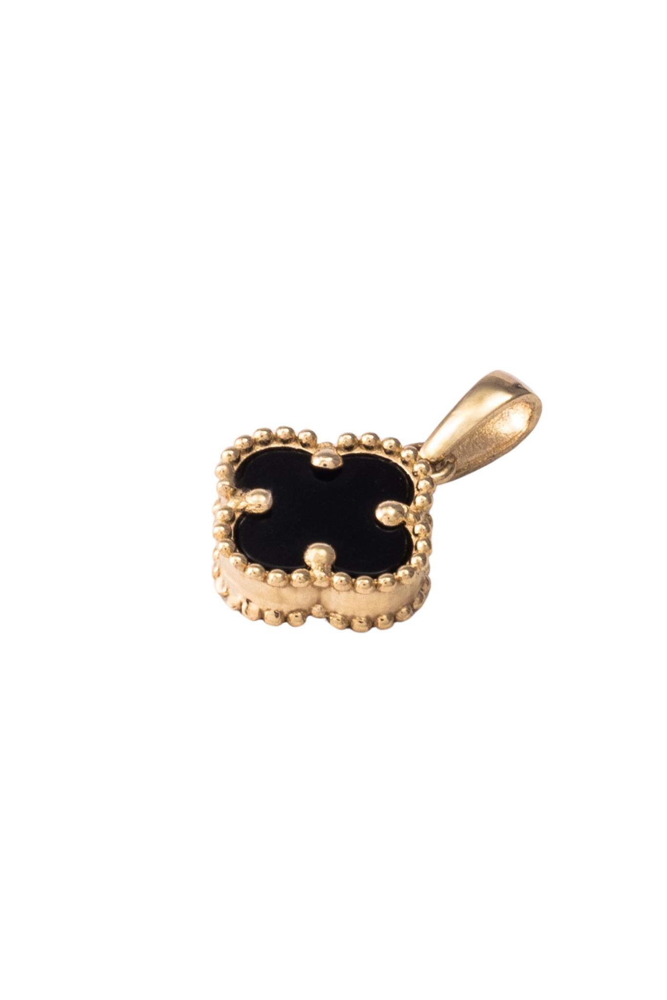 Dije de oro sólido en 10 kilates con forma de flor de cuatro pétalos negro onix mediano..png