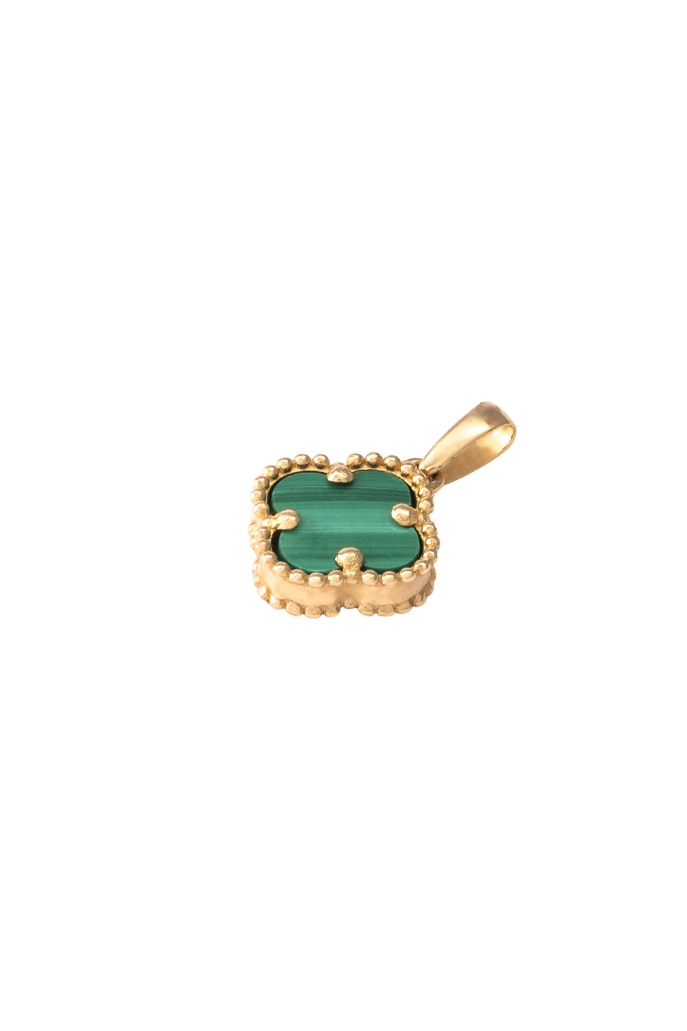 Dije de oro sólido en 10 kilates con forma de flor de cuatro pétalos verde mediano..png