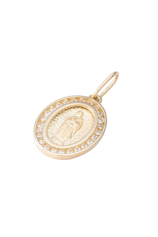 Dije medalla de oro sólido en 14 kilates con forma ovalada e imagen de Virgen de Guadalupe mate contorno zirconias grande..png