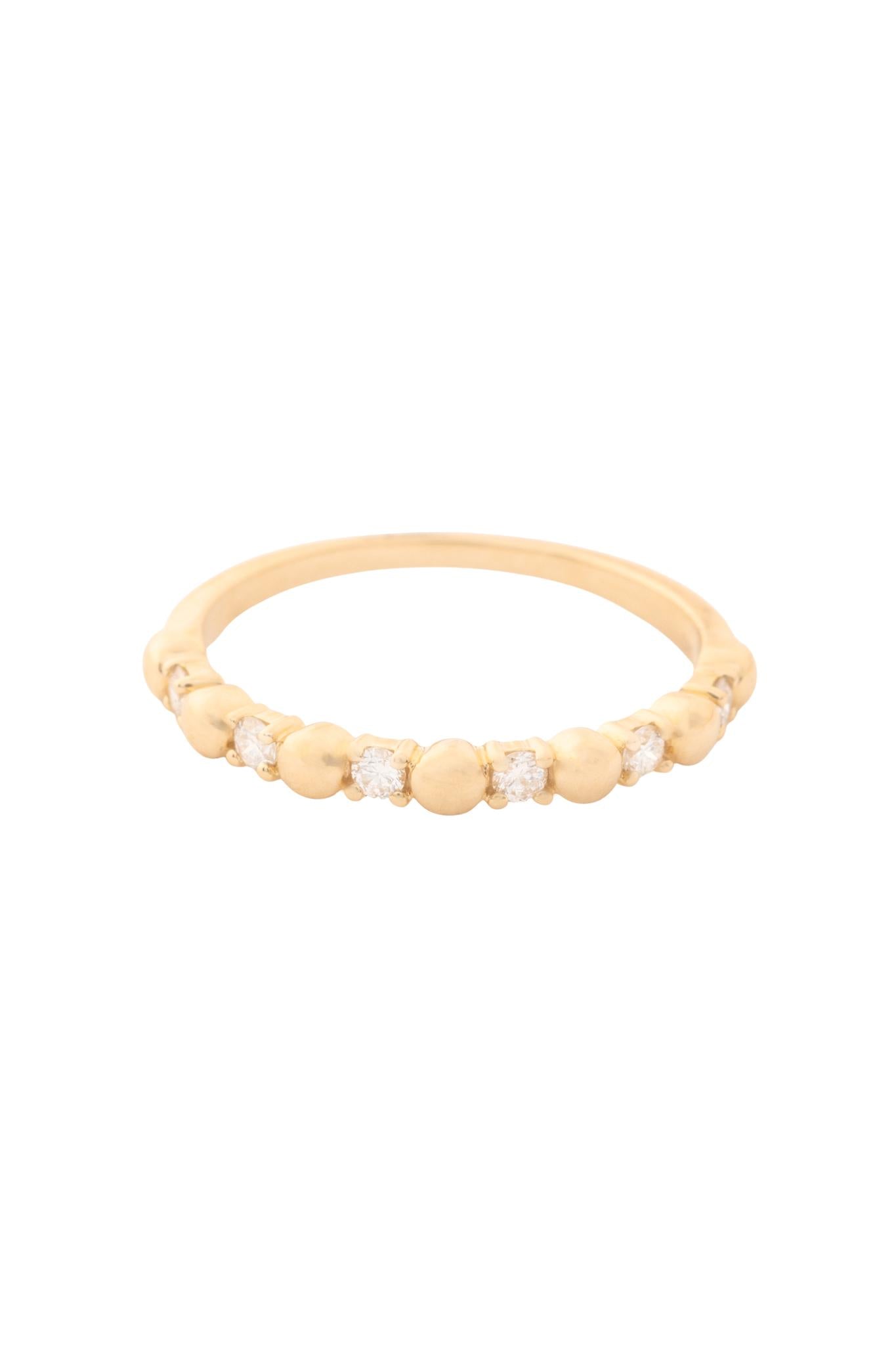 Anillo de oro sólido en 14 kilates con diamantes de 0.15 ct F/G-VS y bolitas lisas intercaladas una y una en oro amarillo..png