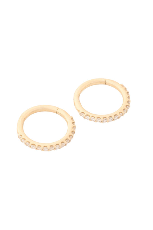 Huggies de oro sólido en 14 kilates con diamantes F/G- VS D; 0.15 montados en oro amarillo..png