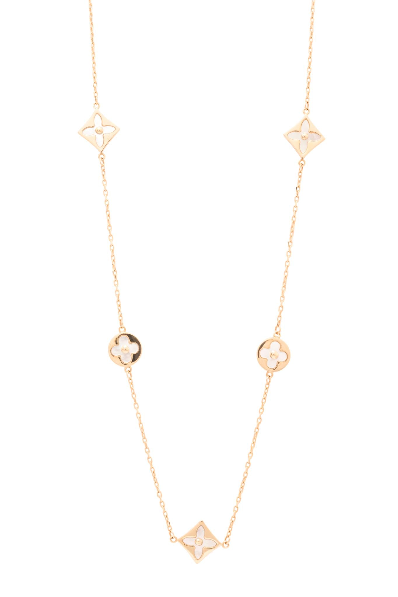 Gargantilla 10 kilates cuatro dijes de flores de cuatro pétalos con fondo de madre perla y biselado.png