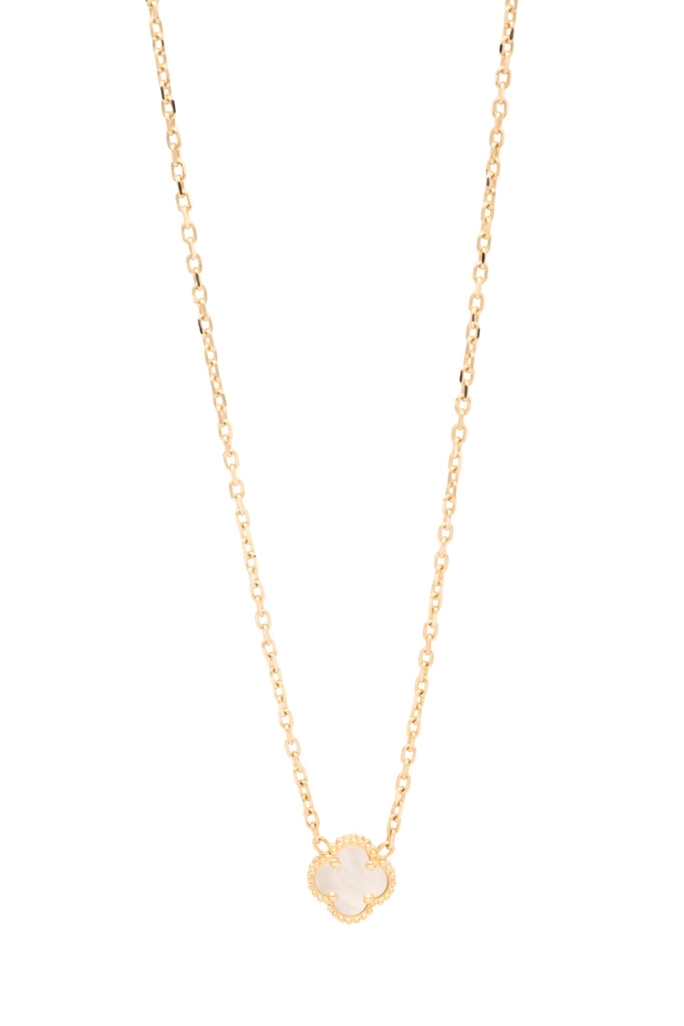 Gargantilla 10 kilates una flor al centro de cuatro pétalos en madre perla..png