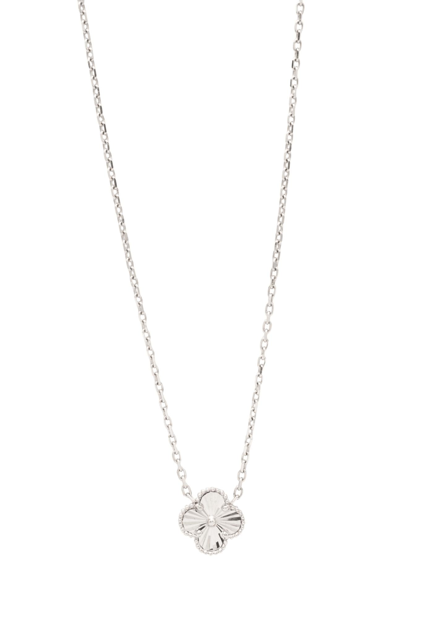 Gargantilla 14 kilates una flor de cuatro pétalos al centro en oro blanco..png