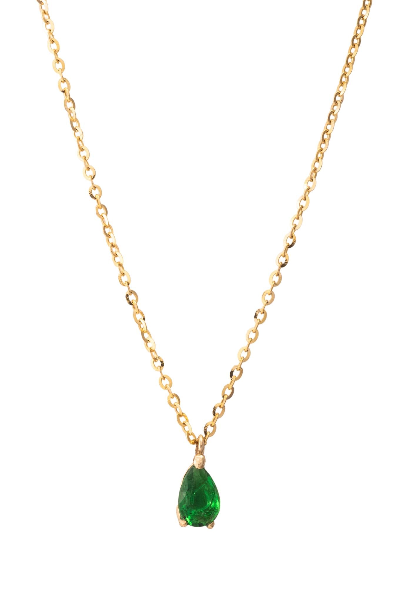 Gargantilla de oro solido en 10 kilates con una zirconia en el centro solitaria verde en forma de gota.png