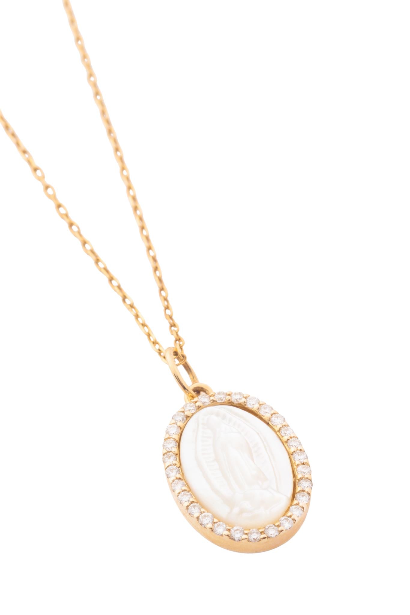 Gargantilla de oro sólido en 14 kilates con dije de Virgen María en madre perla y bisel de diamantes de D; 0.17 CT montados en oro amarillo..png