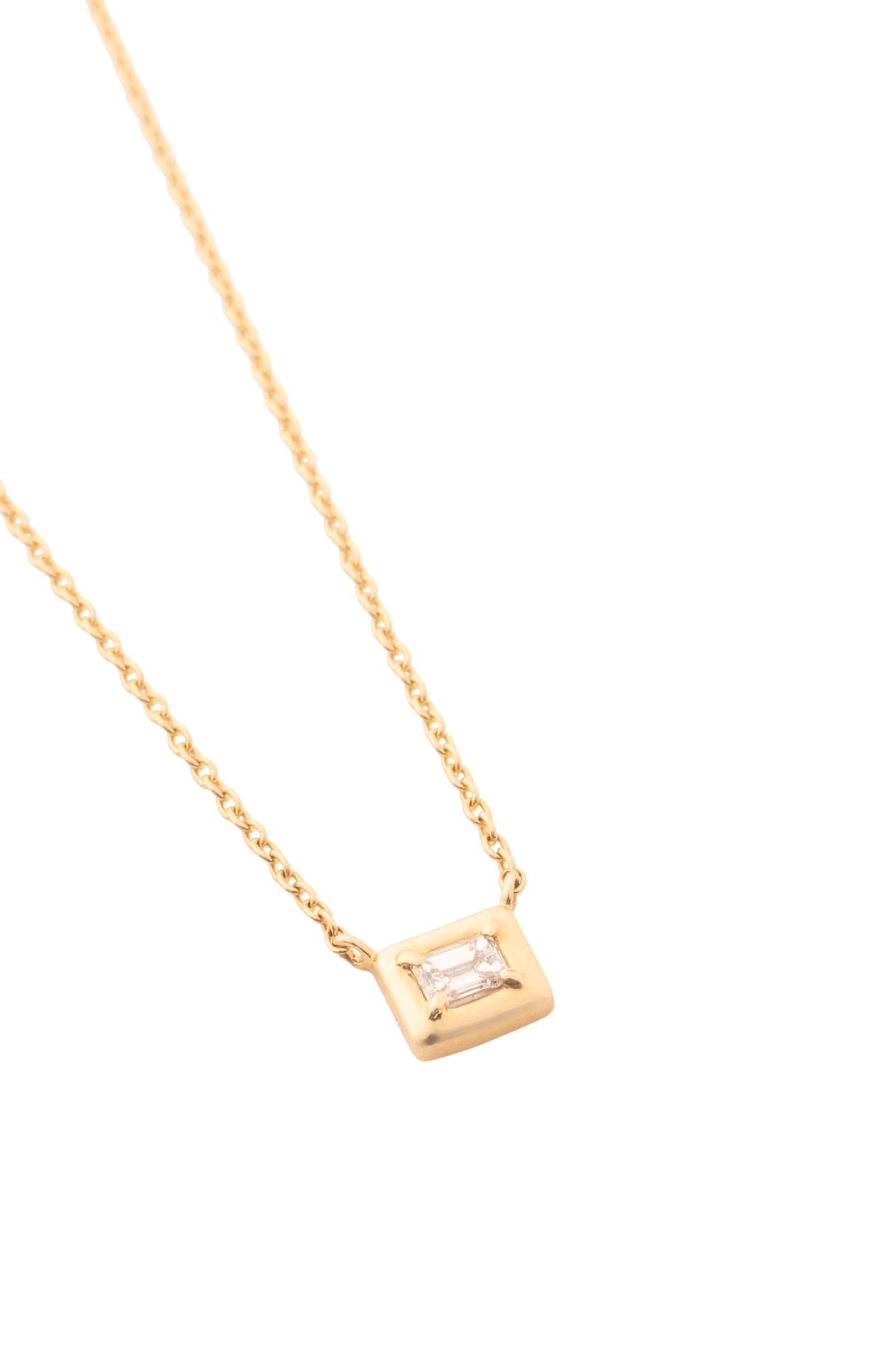 Gargantilla de oro sólido en 14 kilates con dije de diamante en corte cuadrado biselado D; 0.10 CT oro amarillo..png