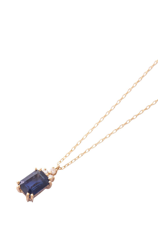 Gargantilla de oro sólido en 14 kilates con zafiro rectangular de 0.89 ct y diamantes arriba de 0.045 cts montados sobre oro amarillo.